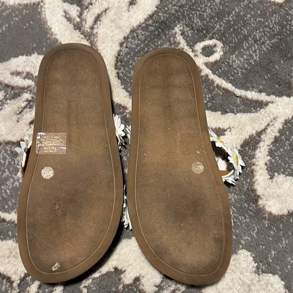 Lucky brand slides. Like new. - Picture 3 of 3